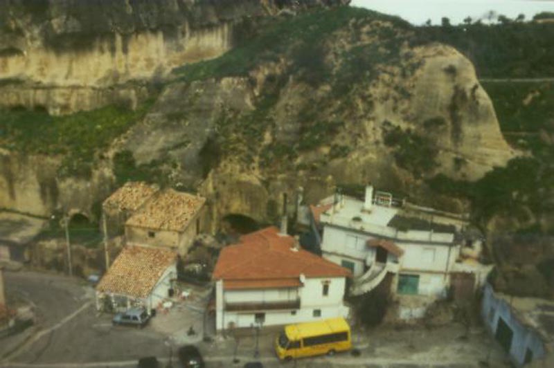 Blick auf die Hauptpiazza von Pietrapaola