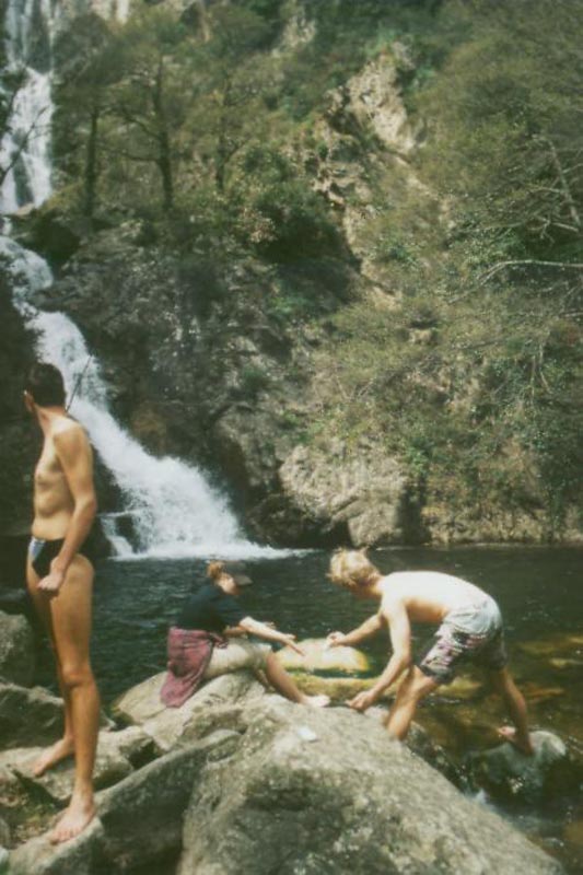 Den Plan, bis zum Wasserfall hinber zu schwimmen, lassen wir schnell wieder fallen...