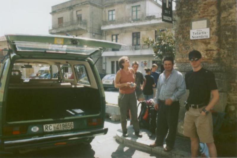 Mit einem Groraum-Taxi geht es hoch nach Bova