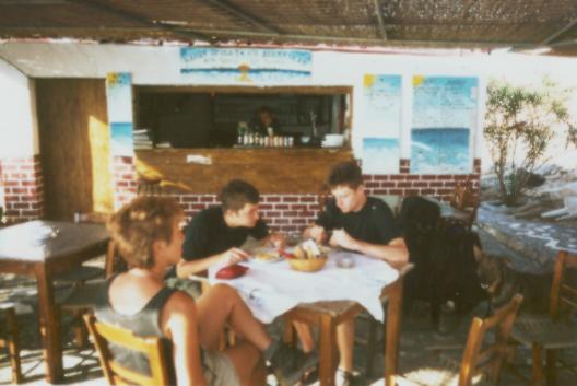 Strkendes Frhstck in der taverne der Marmara-Bucht vor dem Einstieg in die Aradhena-Schlucht