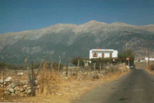 Unser Hotel am Dorfausgang von Anopolis vor der Kulisse der weien Berge