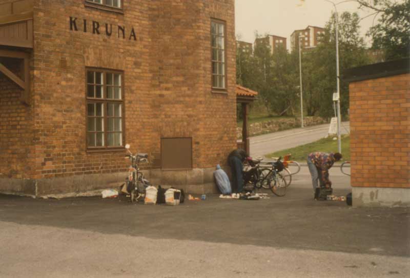 Montage der Rder und Verladen des Gepcks am Bahnhof von Kiruna