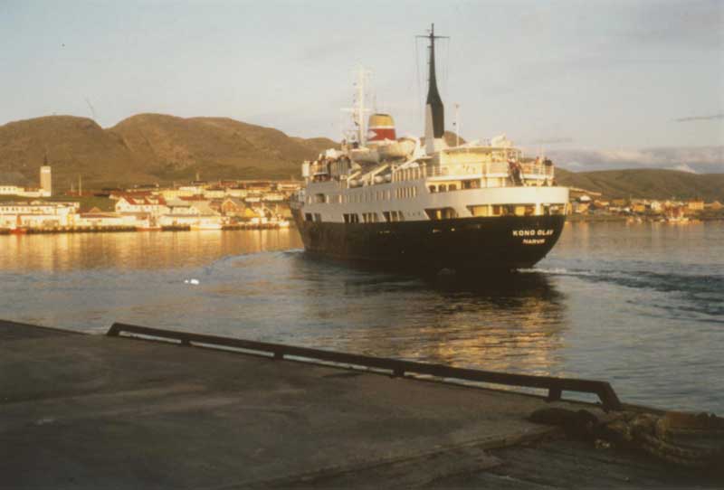 Am nrdlichen Zielpunkt Mehamn - ein Schiff der Hurtigrute wird uns von hier aus sdwrts bringen