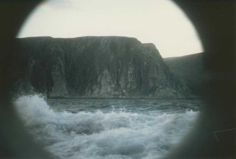 Blick durch`s Bullauge auf die vorbeiziehende Landschaft Nordnorwegens