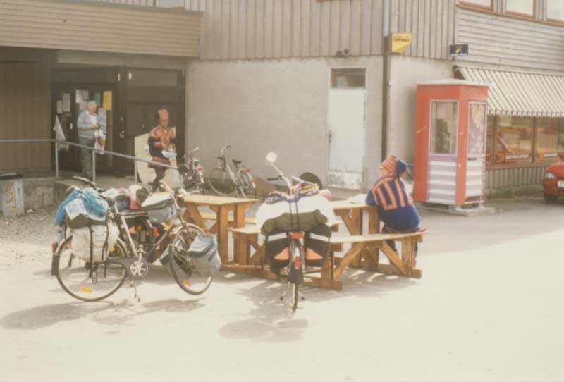 Samen in ihrer Landestracht vor dem Supermarkt in Kautokeino