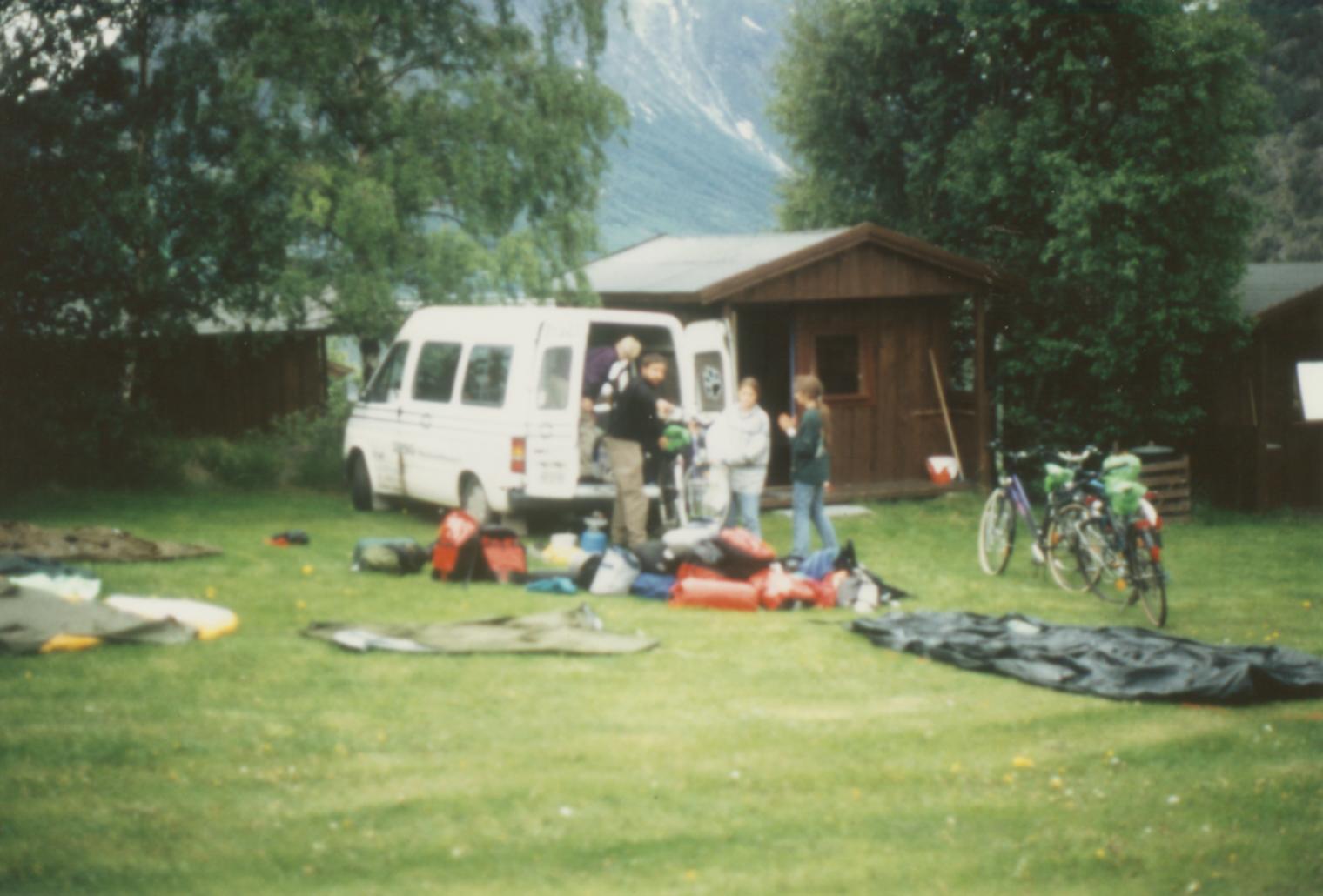 Umladen der Ausrstung vom Transit auf die Rder