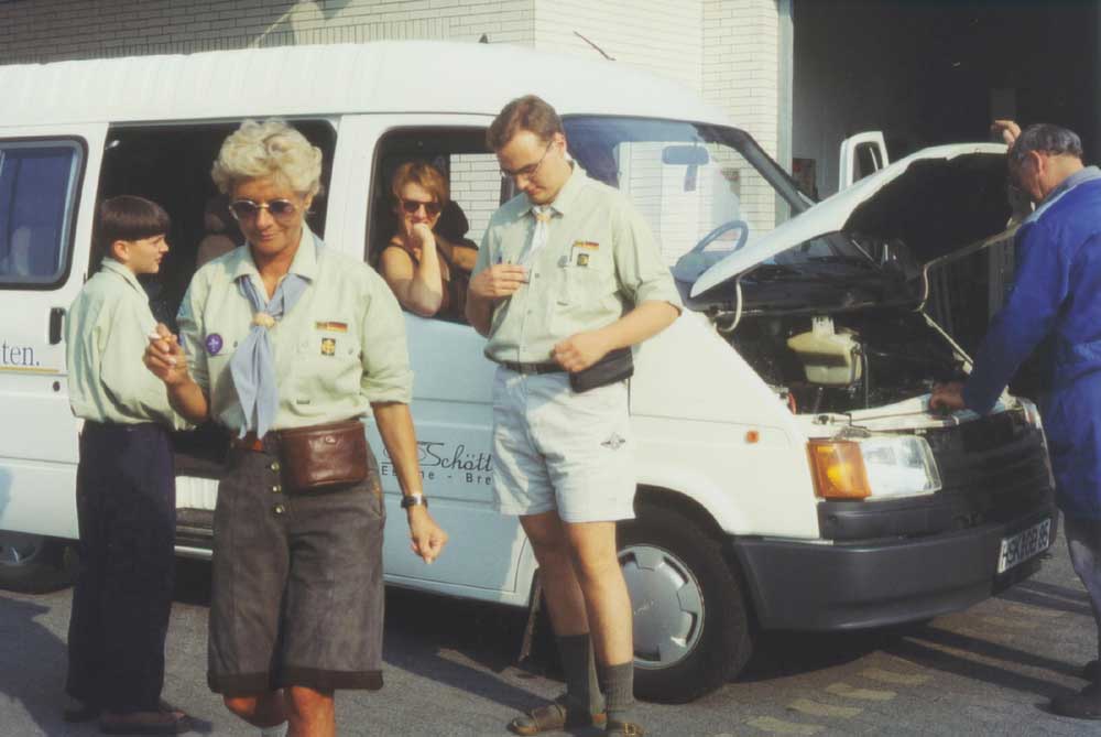 Schnell noch eine Scheinwerfer-Reparatur an dem geliehenen 2. Transit vor der Abfahrt