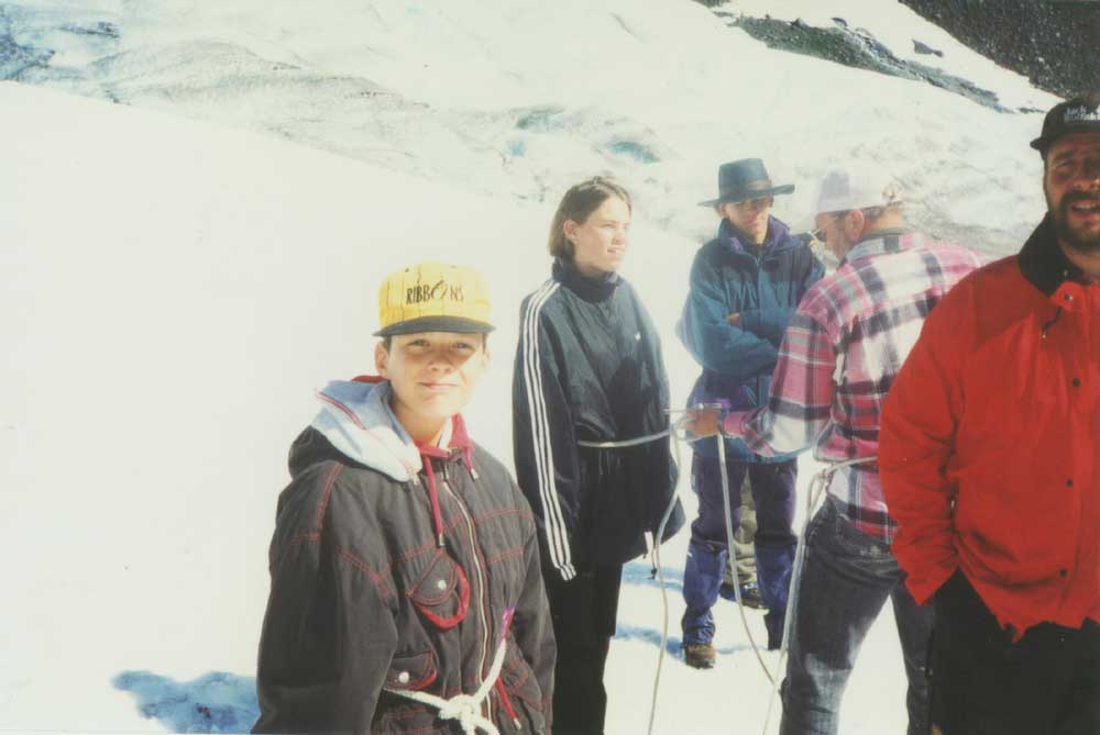 Vor dem Start auf den Gletscher werden alle fachmnnisch angeseilt