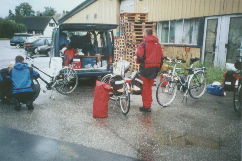 Umpacken der Fahrradausrstung in Melhus bei der Firma Helsport