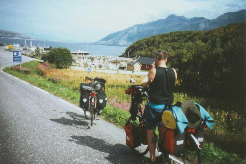 Vor uns der Fhranleger von Horn