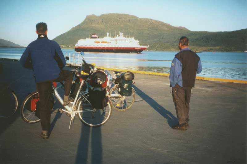 Ankunft der Polarlys um 5 Uhr morgens in Nesna