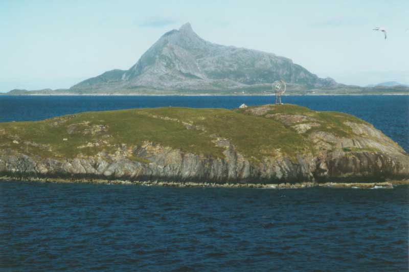 berquerung des Polarkreises: ein Metallglobus auf der Insel markiert diese Grenzlinie