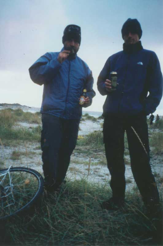 Prost! Echtes Bier zur Feier des Tages: wir haben unseren Wendepunkt hier am Eismeer erreicht