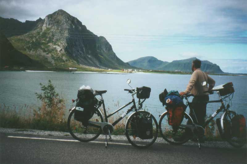 Gegenber liegt Flakstad - wir haben inzwischen den Fjord schon wieder umrundet