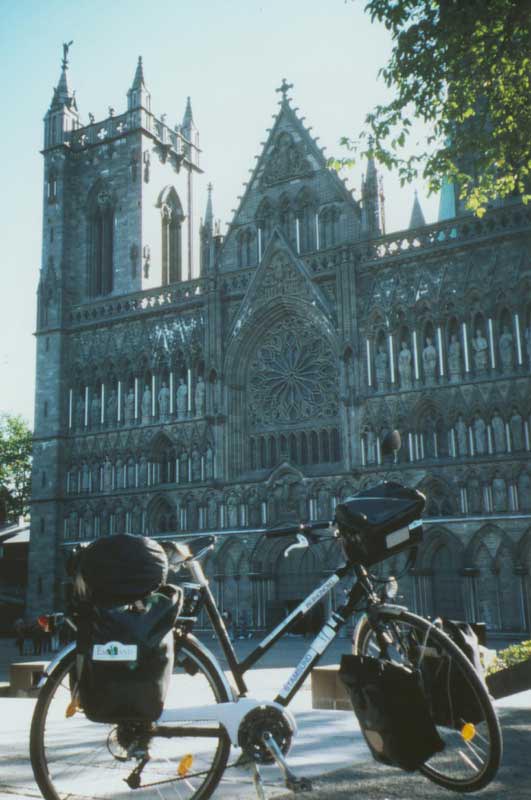 Fahrrder darf man vor dem Nidaros-Dom immer noch umsonst fotografieren - der Eintritt in den Dom von Trondheim wird aber von Jahr zu Jahr teurer!