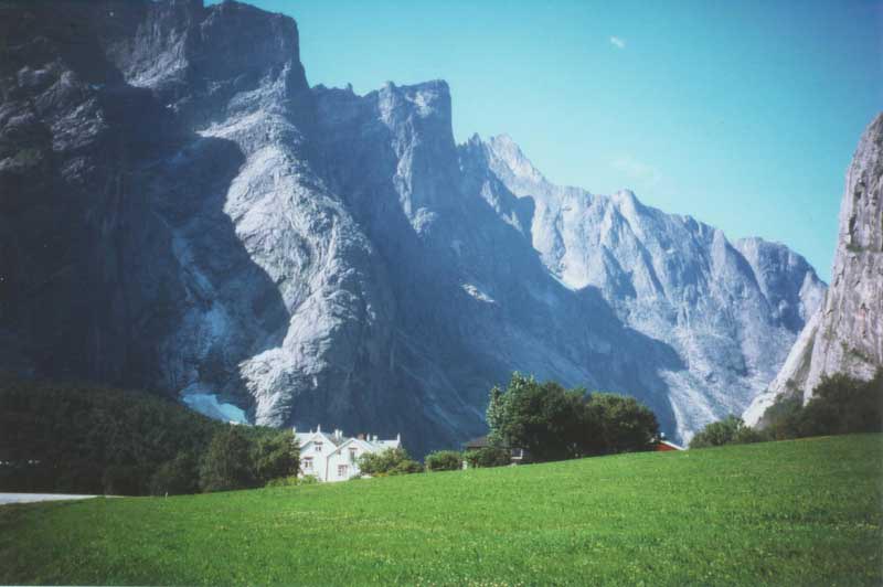 Kurz vor Andalsnes; gleich zweigt die Strae zum Trollstigen ab