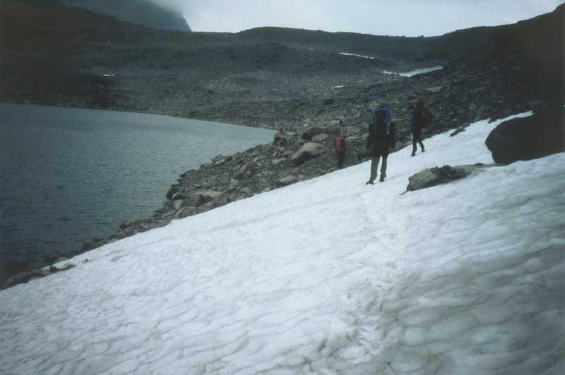 Und jetzt noch ber die brchigen Restschnee-Felder