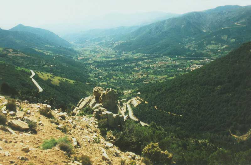 Blick hinunter ins Tal von Urzulei - eine lohnenswerte Alternative zur SS 125 nach Arbatax