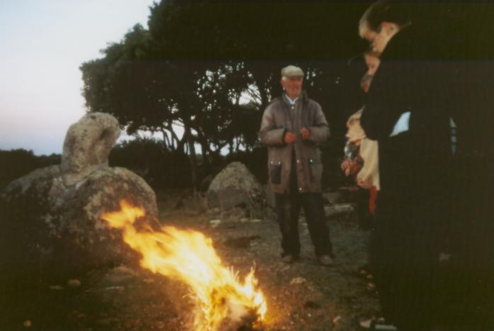 Ein Hirte macht fr uns wein wrmendes Morgenfeuer auf der Giara di Gesturi