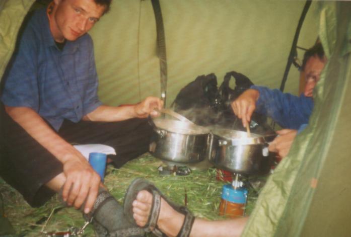 Bei diesigem Wetter kochen wir erstmals im Zelt