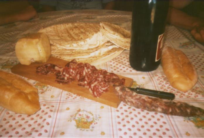 Ein letzter Imbiss- Pane, selbstgemachte Wurst und Schafskse, dazu natrlich ein Rosso 