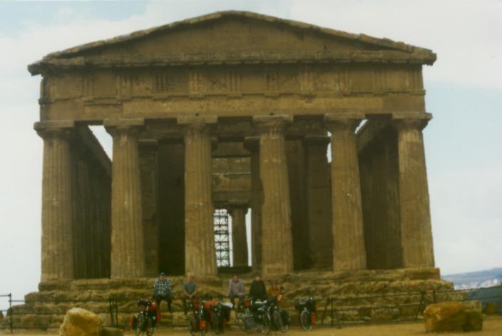 Gruppenfoto vor dem Tempel