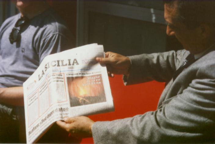 Ein Sizilianer zeigt uns die neueste Meldung ber den gerade erwachten Etna