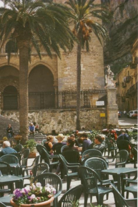Cappuccino-Pause im vermutlich teuersten Cafe Cefalus