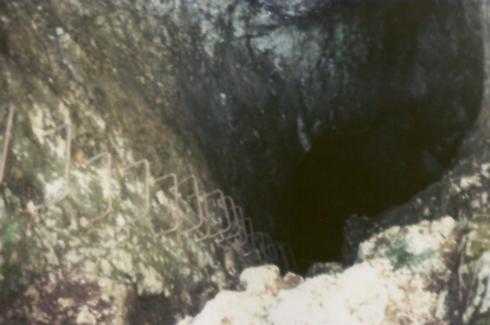 32 Meter Schrägbstieg hinab in den Höhlenschlund