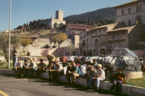 Warten an der Piazza Mateotti auf den Bus zum Bahnhof