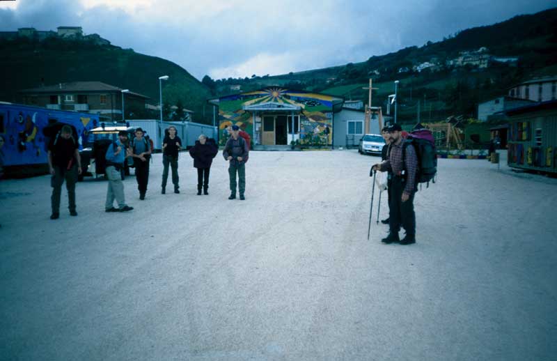 Ankunft im Container-Dorf Annifo