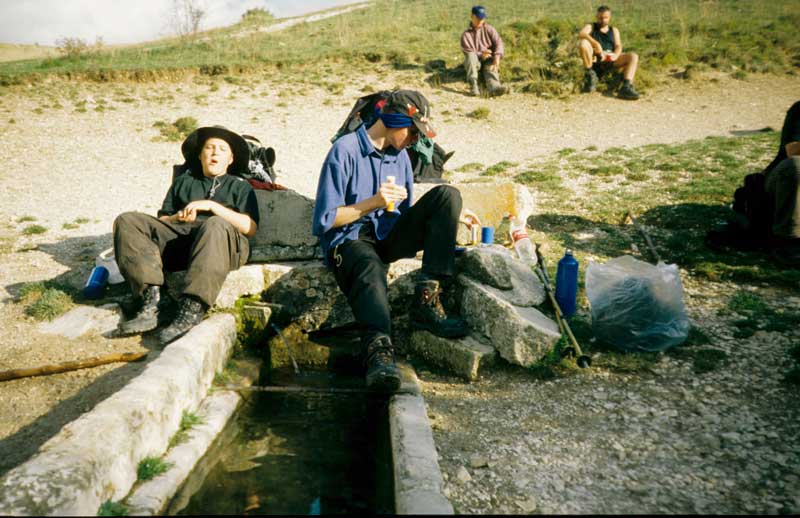 Am Brunnen im Acquaro-Tal - eine der wichtigen Wasserstellen unterwegs