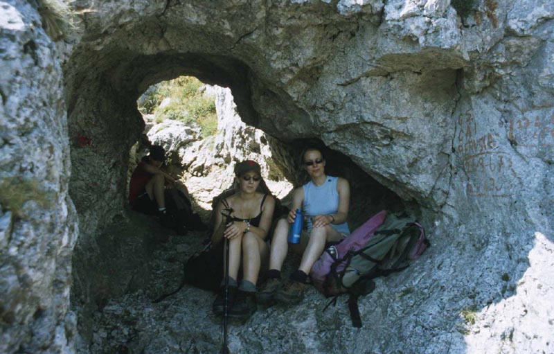Ein kleiner Felstunnel neben dem alten H�hleneingang
