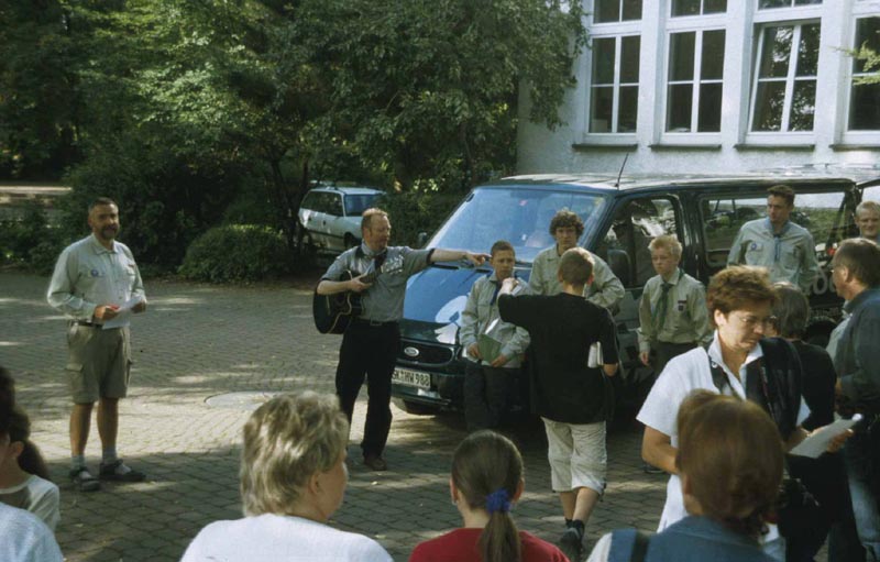 Reisesegen auf dem Schulhof