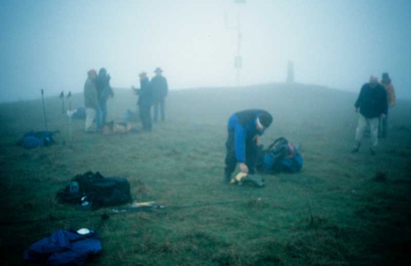 Beim Aufbau der Zelte auf dem MOnte Subasio wird der Nebel immer dichter