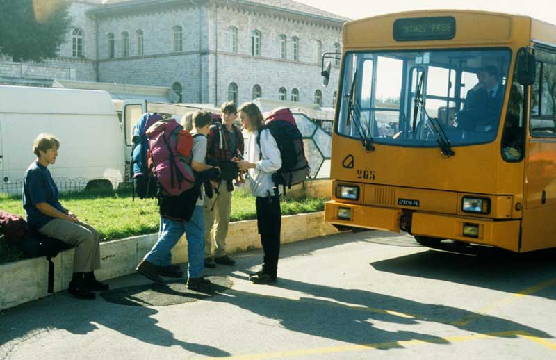 Mit dem Stadtbus geht es hinunter zum Bahnhof in der Neustadt