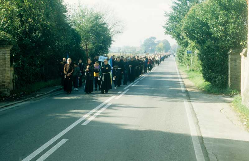 Auf dem Weg zum Bahnhof treffen wir auf einen Pilgerzug hoch nach Assisi